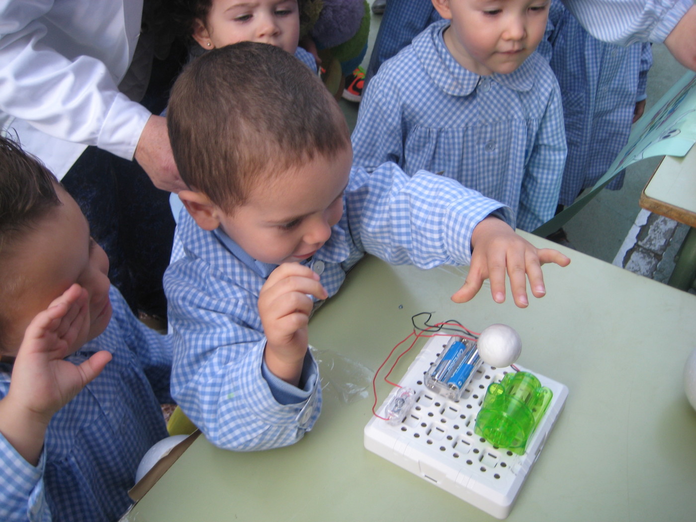 Alumnos de 4º ESO y 1º Bachiller realizan el Proyecto Menuda Ciencia