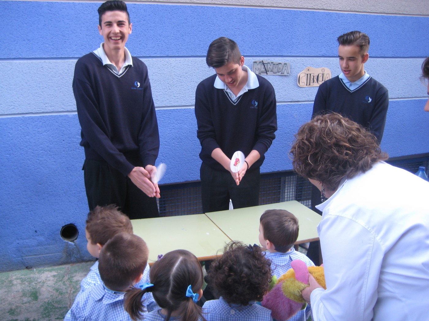 Alumnos de 4º ESO y 1º Bachiller realizan el Proyecto Menuda Ciencia