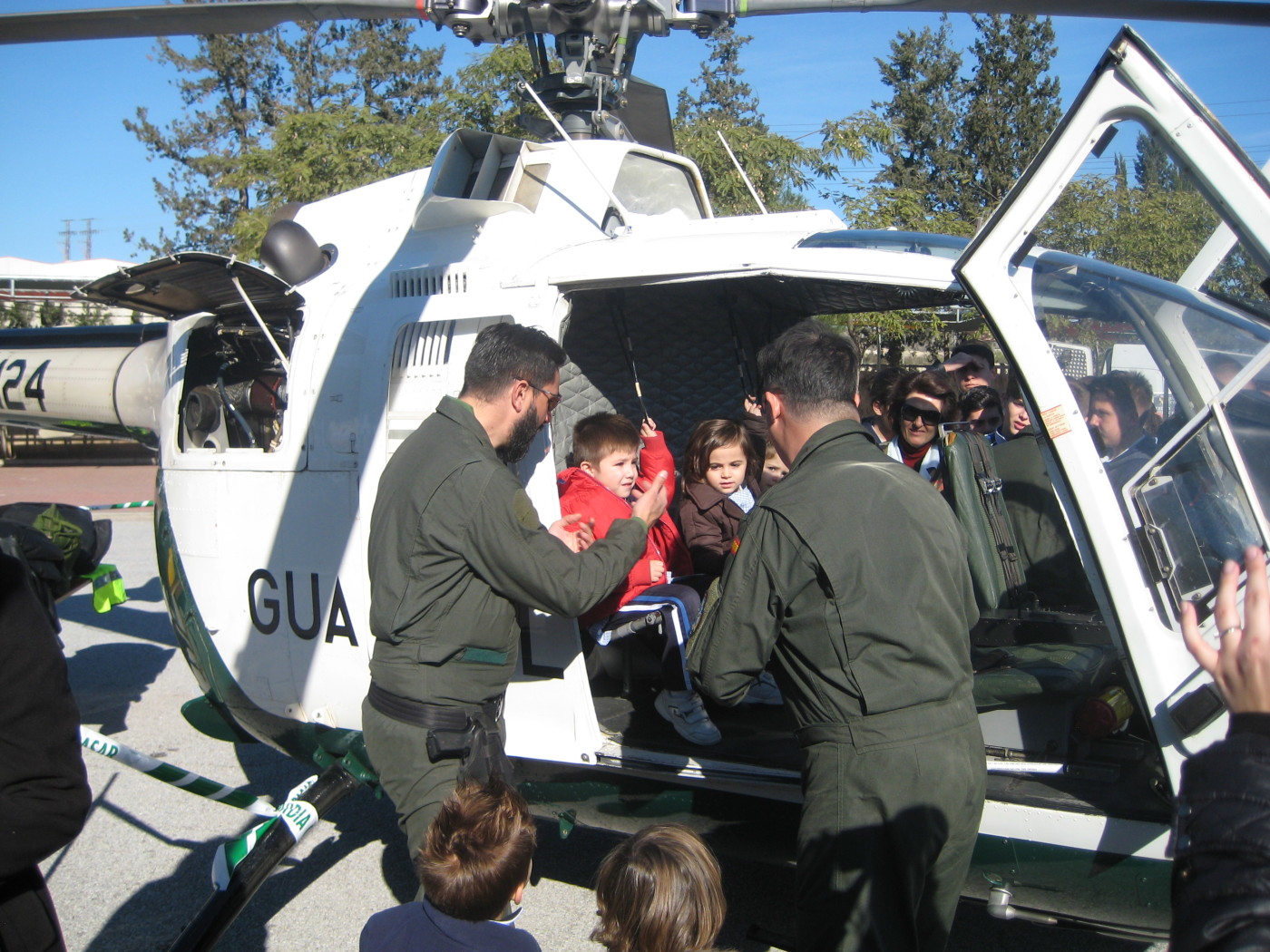 Exposición de la Guardia Civil en el patio del Colegio