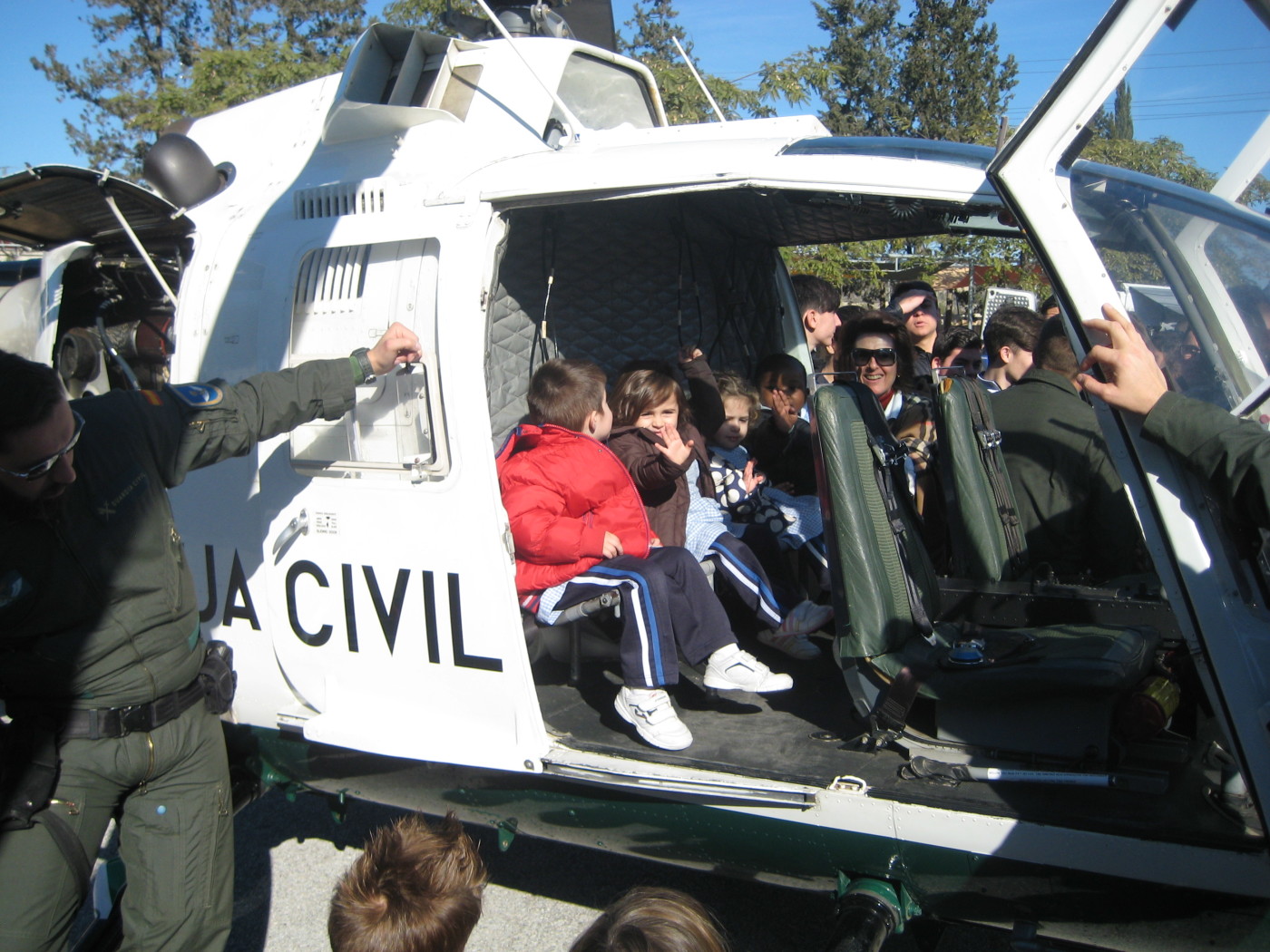 Exposición de la Guardia Civil en el patio del Colegio