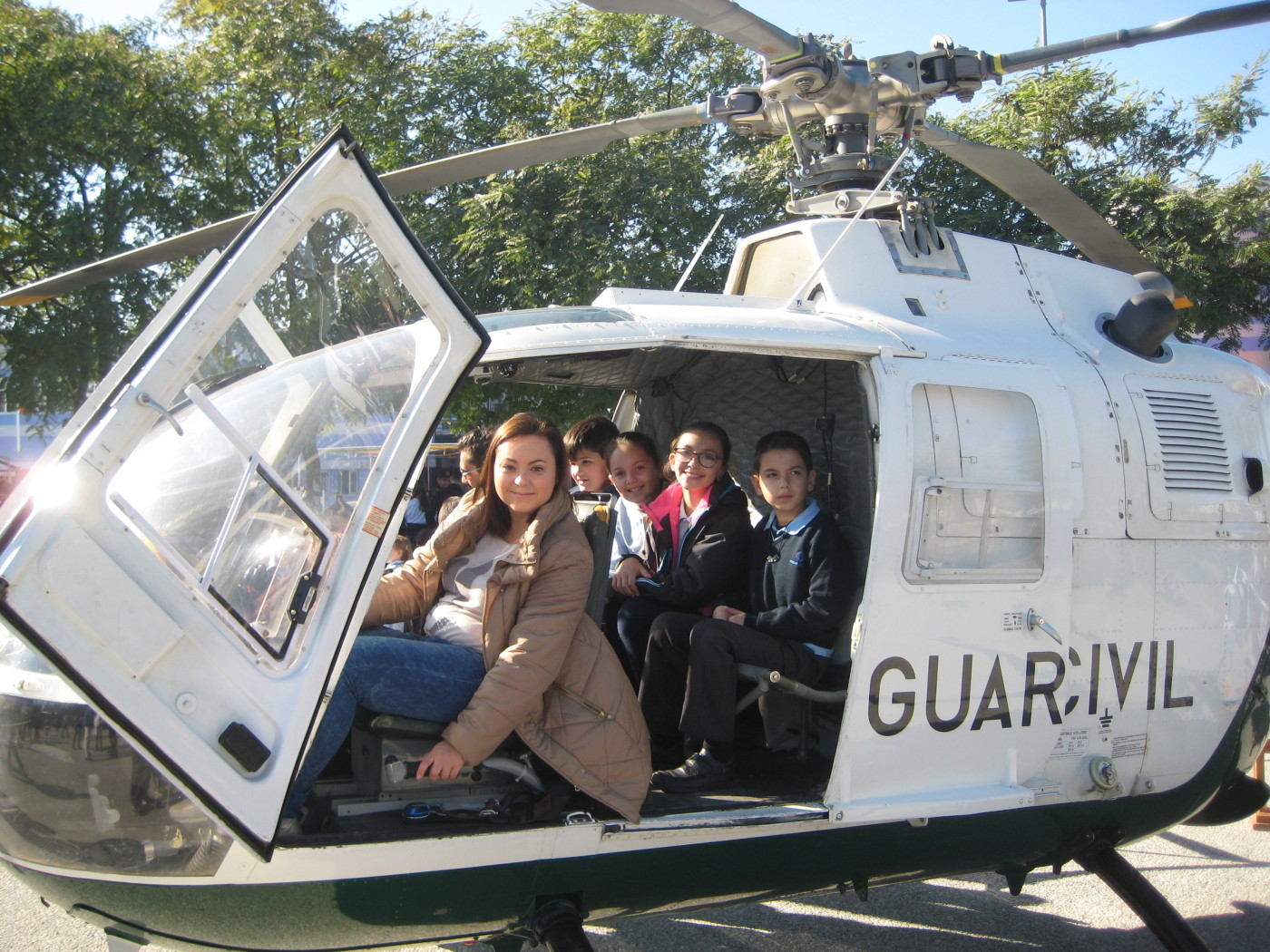 Exposición de la Guardia Civil en el patio del Colegio