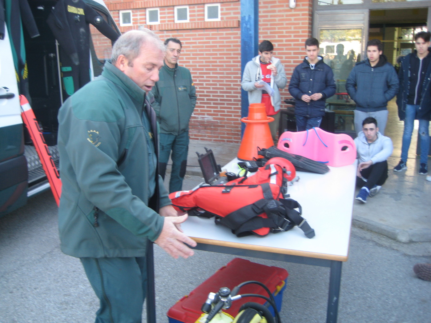 Exposición de la Guardia Civil en el patio del Colegio