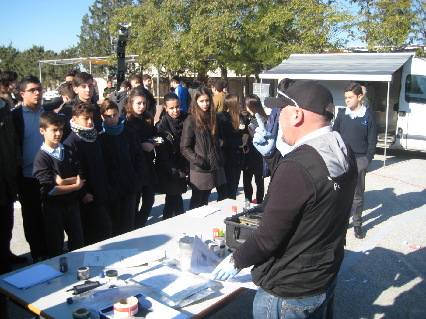 Exposición de la Guardia Civil en el patio del Colegio