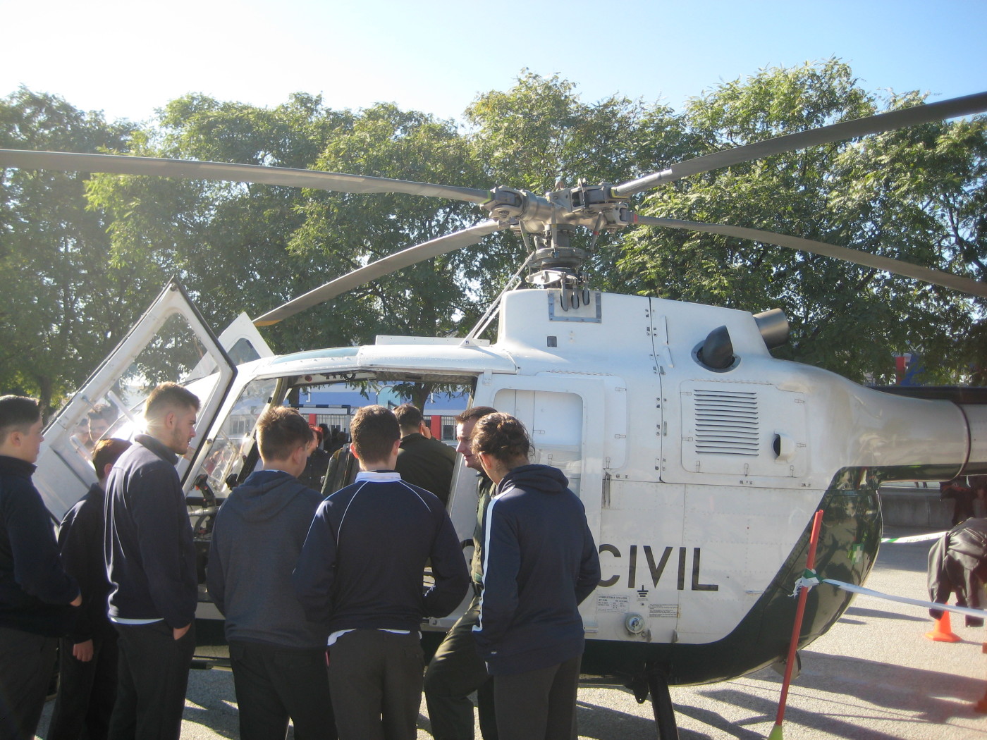 Exposición de la Guardia Civil en el patio del Colegio