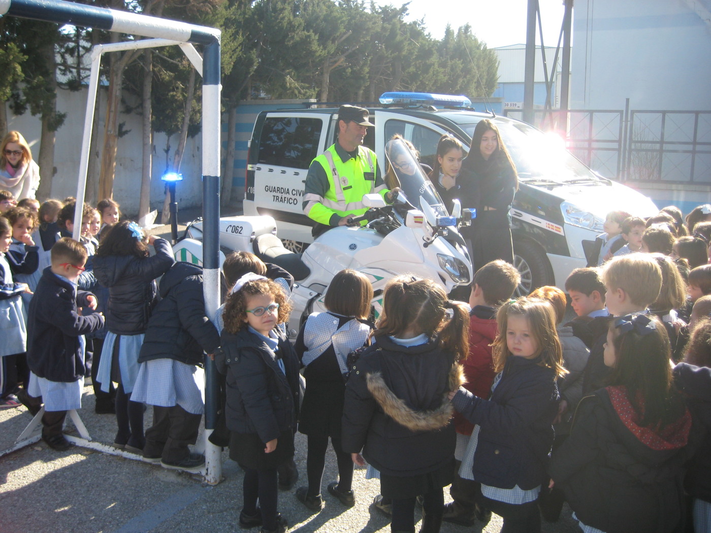 Exposición de la Guardia Civil en el patio del Colegio