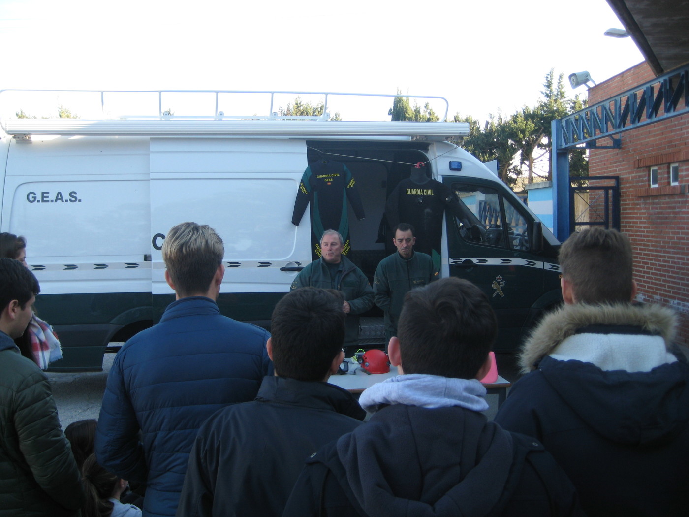 Exposición de la Guardia Civil en el patio del Colegio