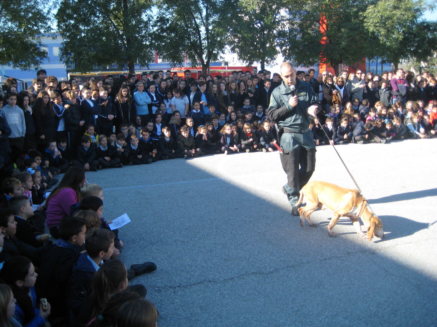 Exposición de la Guardia Civil en el patio del Colegio