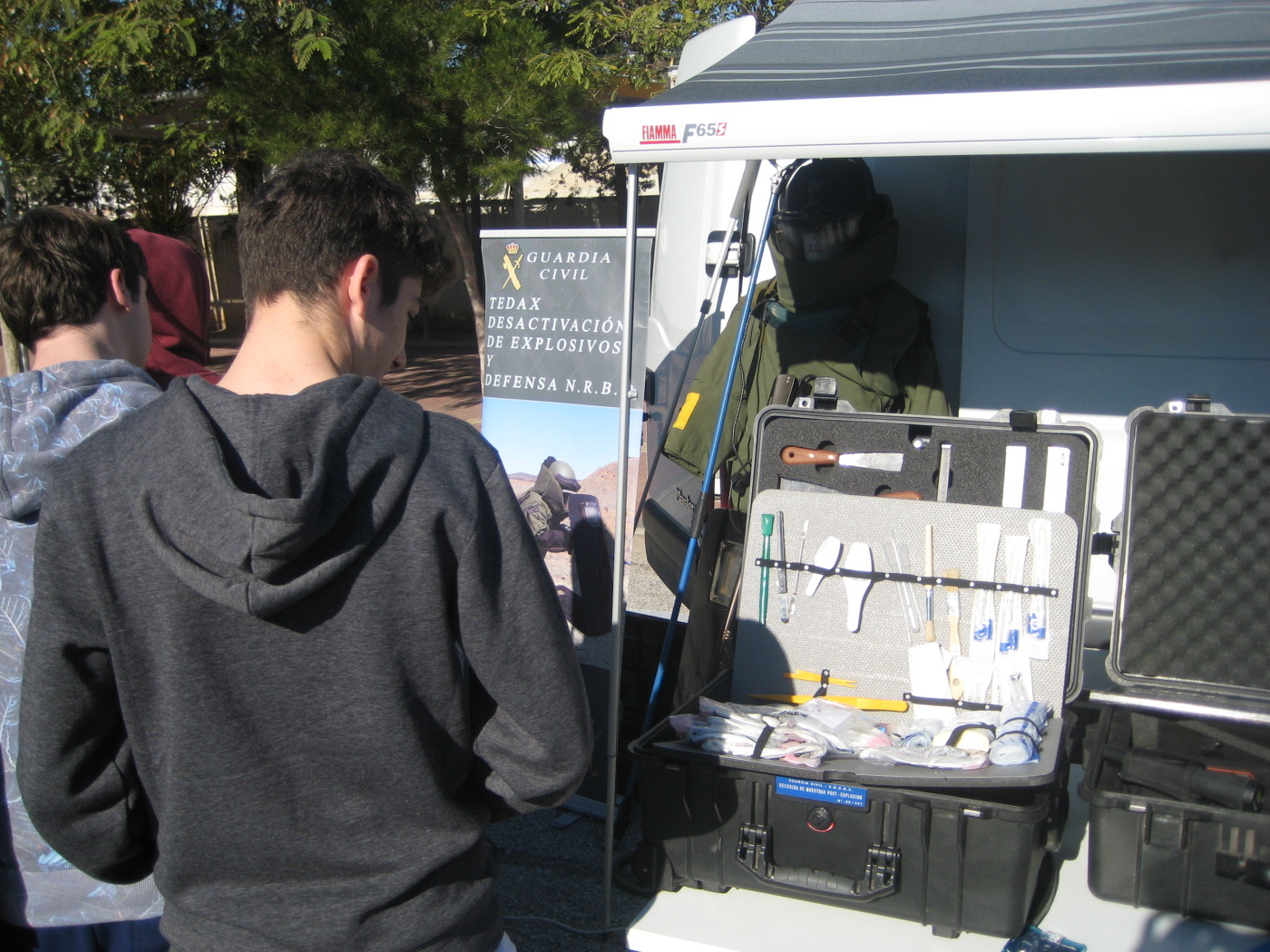 Exposición de la Guardia Civil en el patio del Colegio