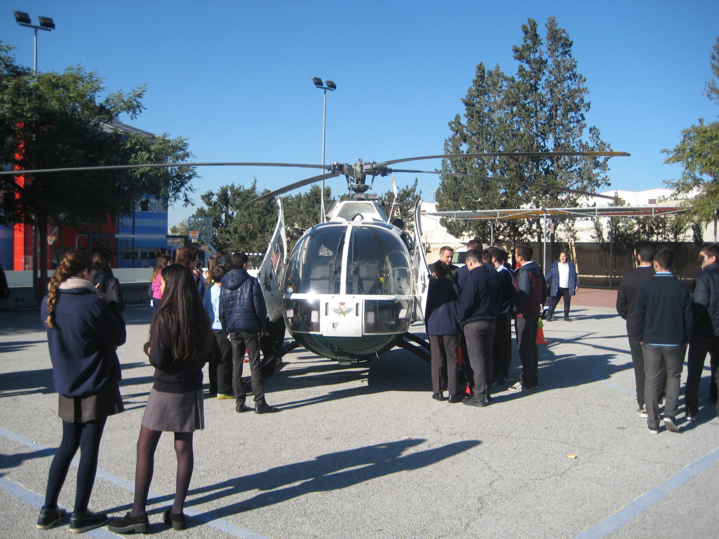 Exposición de la Guardia Civil en el patio del Colegio