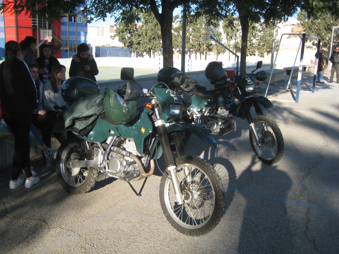 Exposición de la Guardia Civil en el patio del Colegio