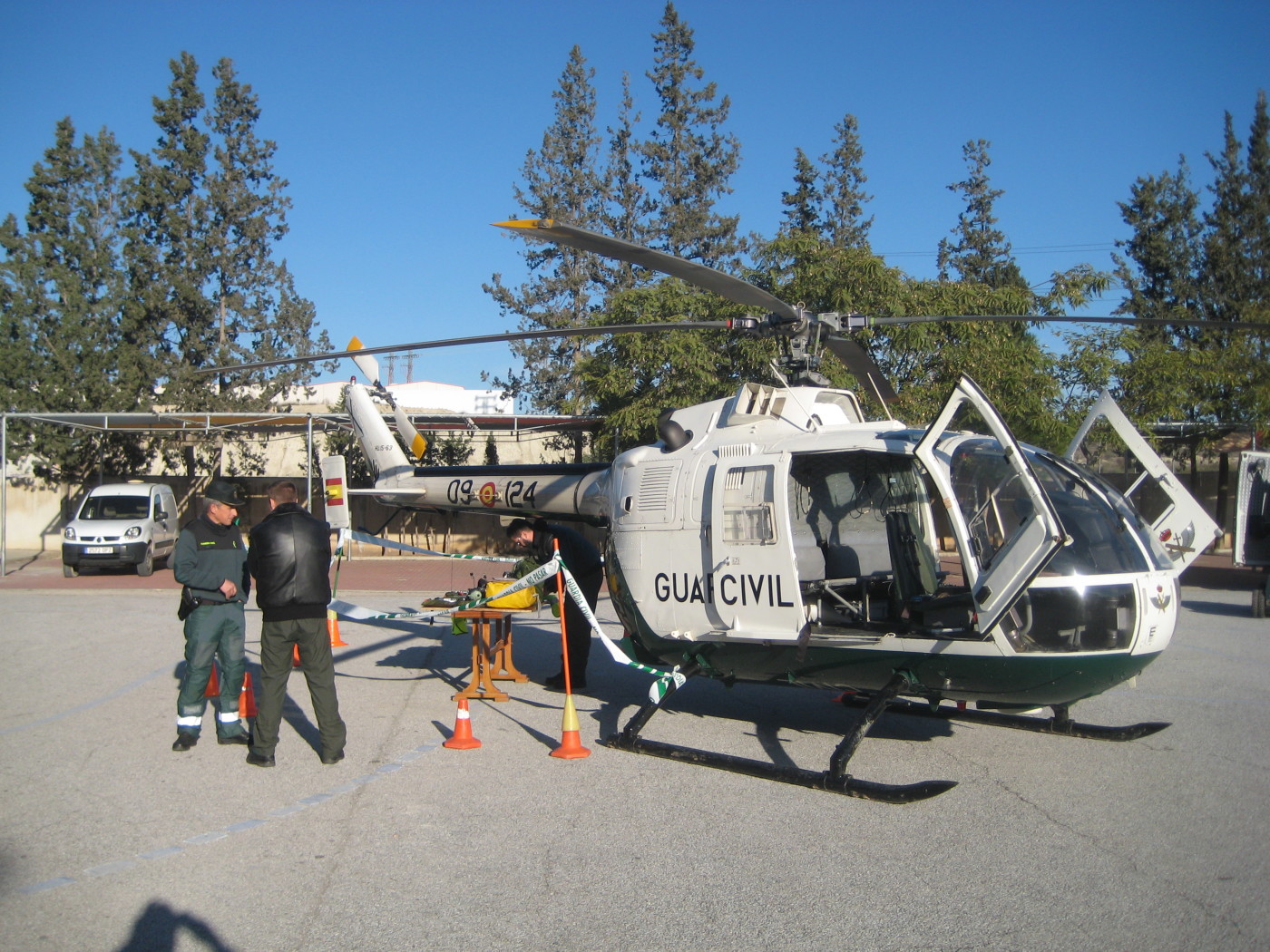 Exposición de la Guardia Civil en el patio del Colegio