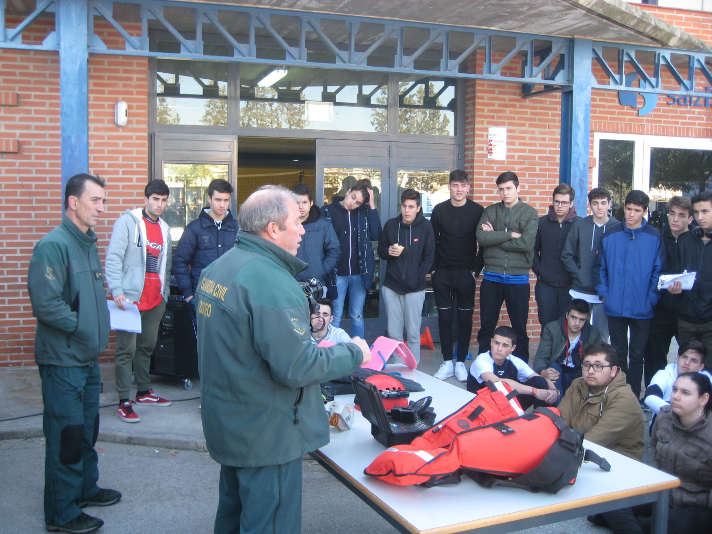 Exposición de la Guardia Civil en el patio del Colegio