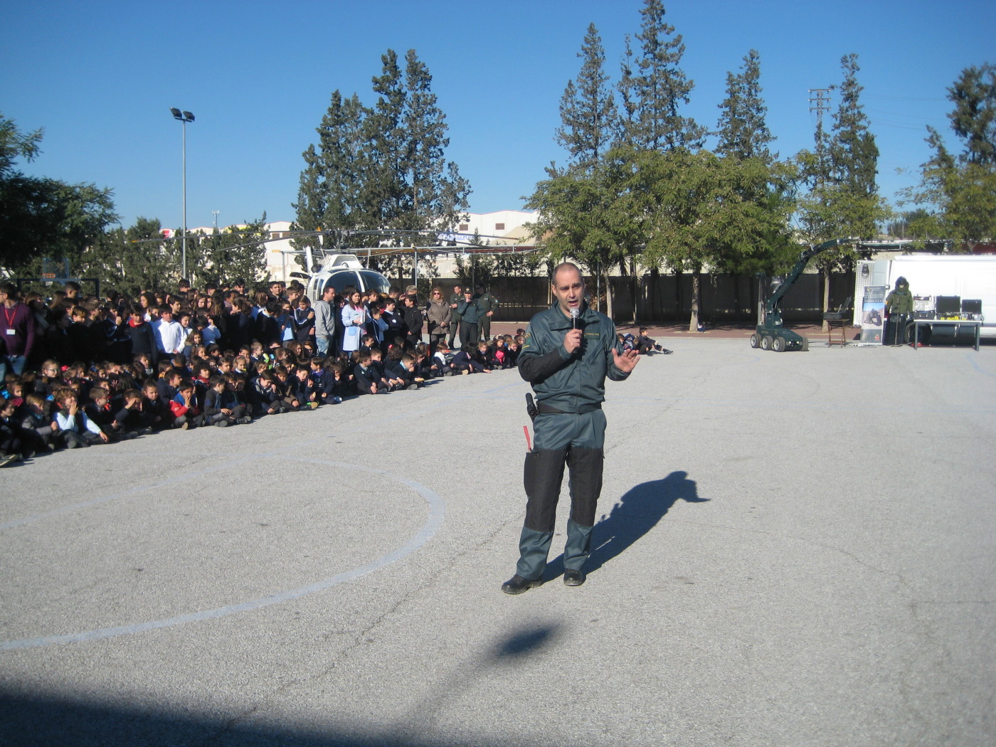 Exposición de la Guardia Civil en el patio del Colegio