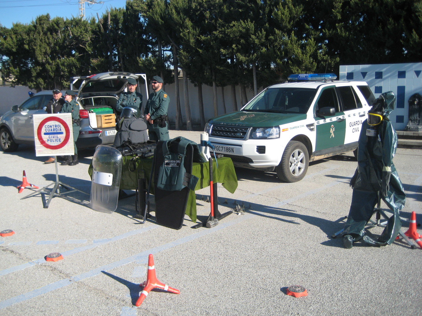 Exposición de la Guardia Civil en el patio del Colegio