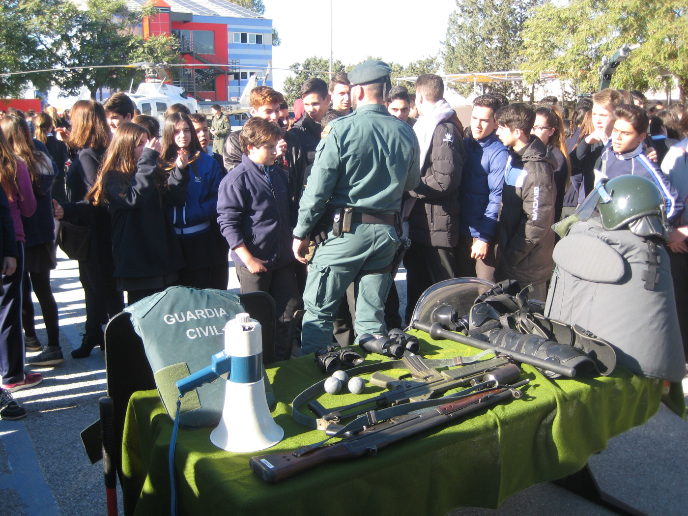 Exposición de la Guardia Civil en el patio del Colegio
