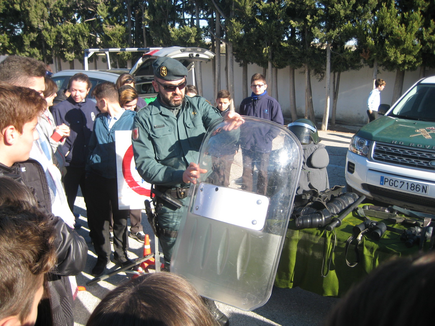 Exposición de la Guardia Civil en el patio del Colegio