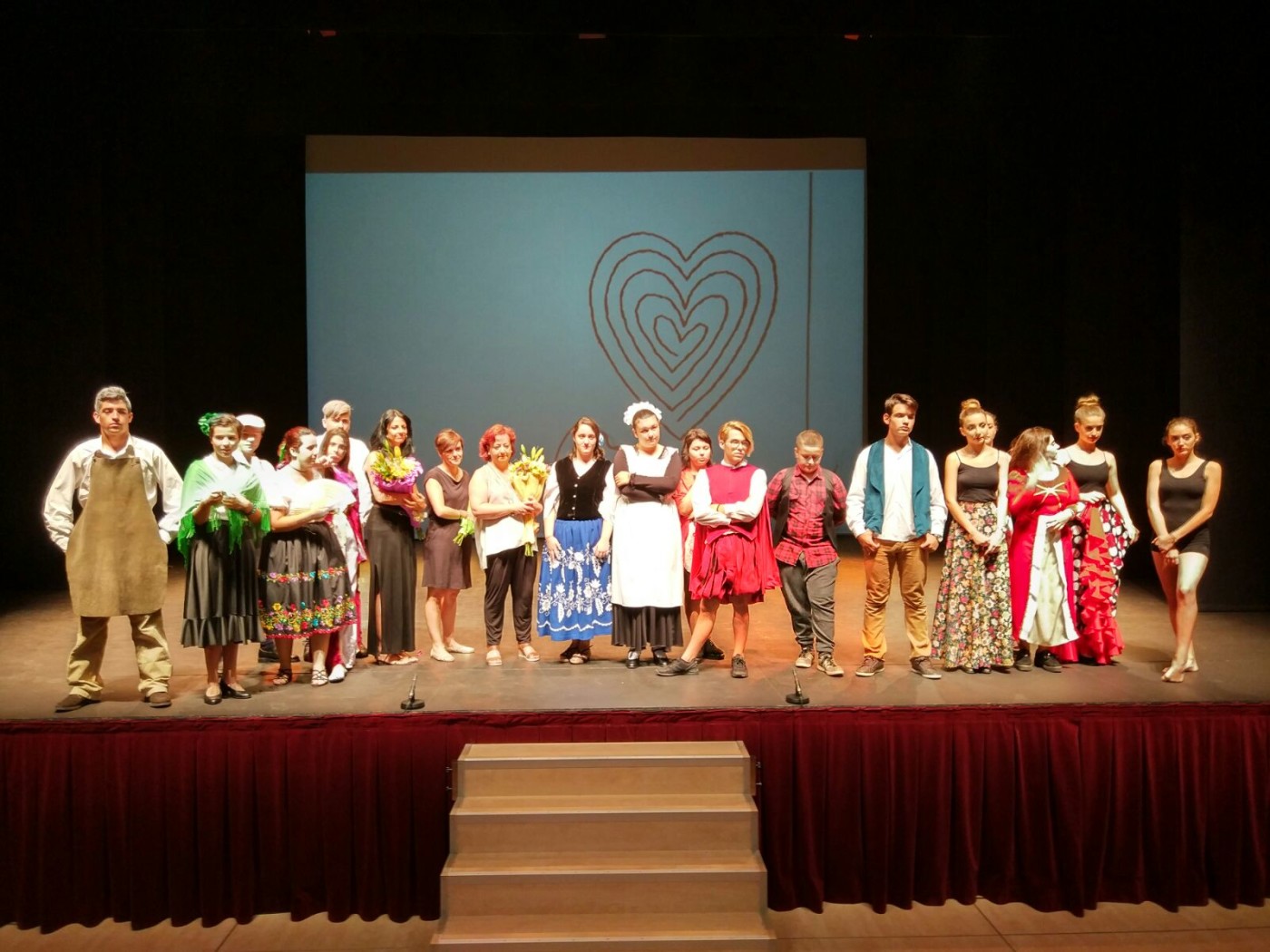 El grupo de teatro Metamosfosis actúa en el teatro Villa de Molina